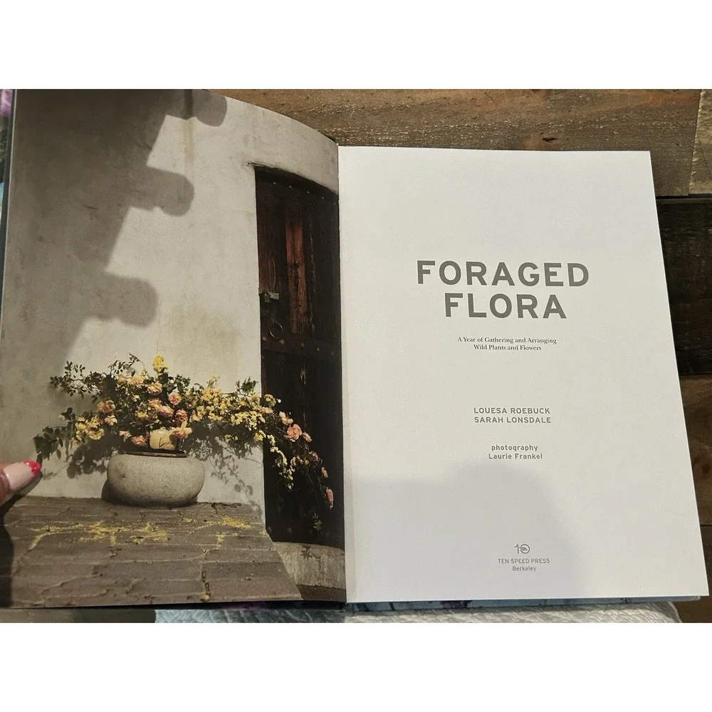 Foraged Flora: A Year of Gathering and Arranging‎ Wild Plants and Flowers